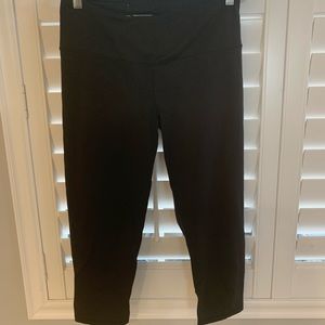 Victoria’s Secret Knockout Capri workout leggings